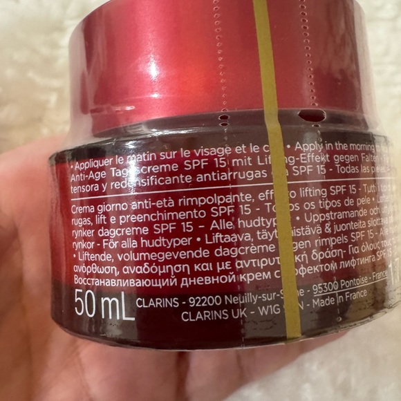 Clarins Red Anti-Age Day Cream SPF 15 - Picture 2 of 5